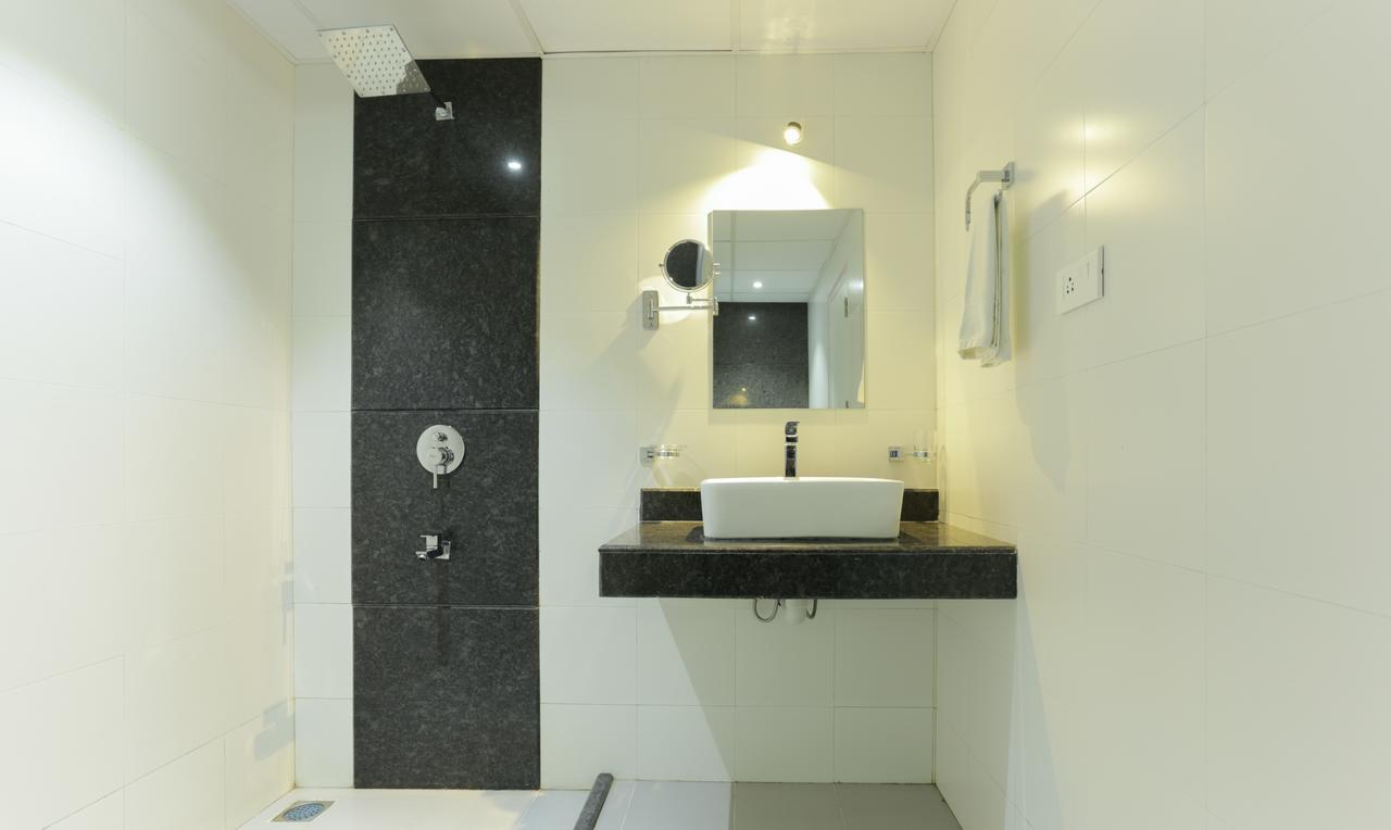 Hotel Crown Suites Коччи Экстерьер фото